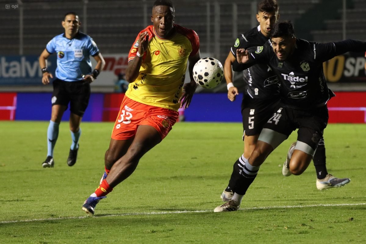 Snayder Porozo anotó dos goles para Aucas, ante Manta. Foto: API