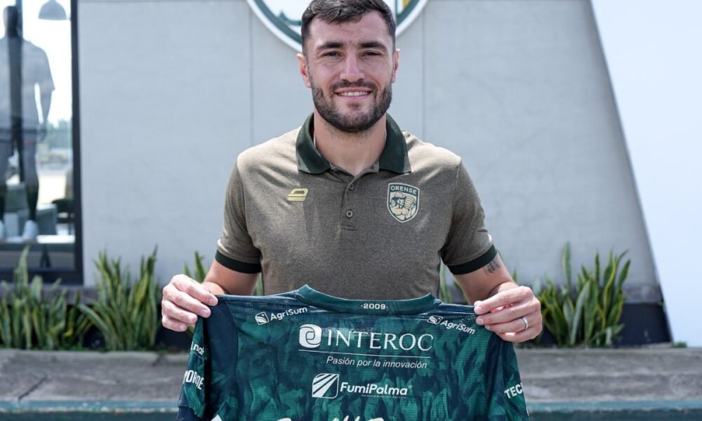 Stefano Callegari posa con la camiseta del Orense en su presentación. Foto: Orense SC
