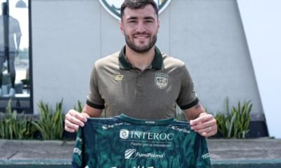 Stefano Callegari posa con la camiseta del Orense en su presentación. Foto: Orense SC