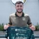 Stefano Callegari posa con la camiseta del Orense en su presentación. Foto: Orense SC