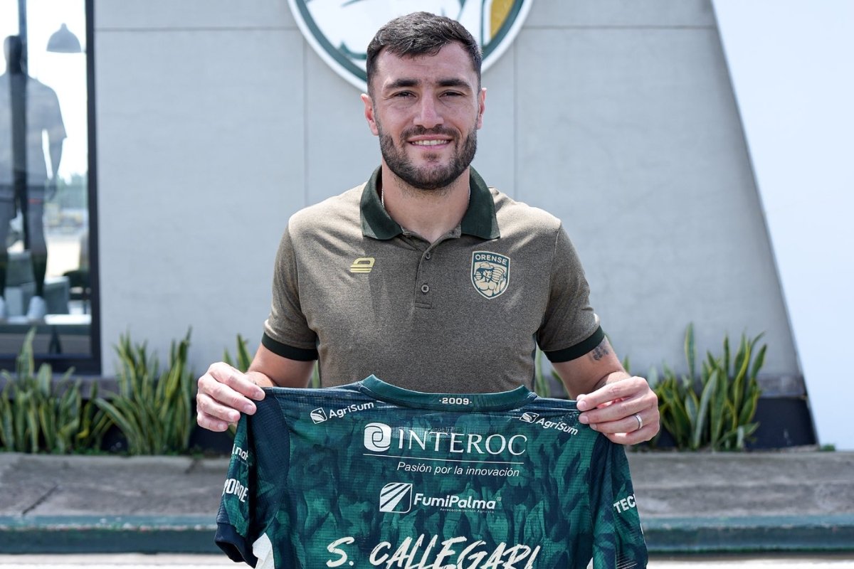Stefano Callegari posa con la camiseta del Orense en su presentación. Foto: Orense SC