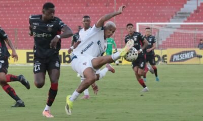 Deyverson, de Liga de Quito, con Andrés Copete, de Técnico Universitario. Foto: API