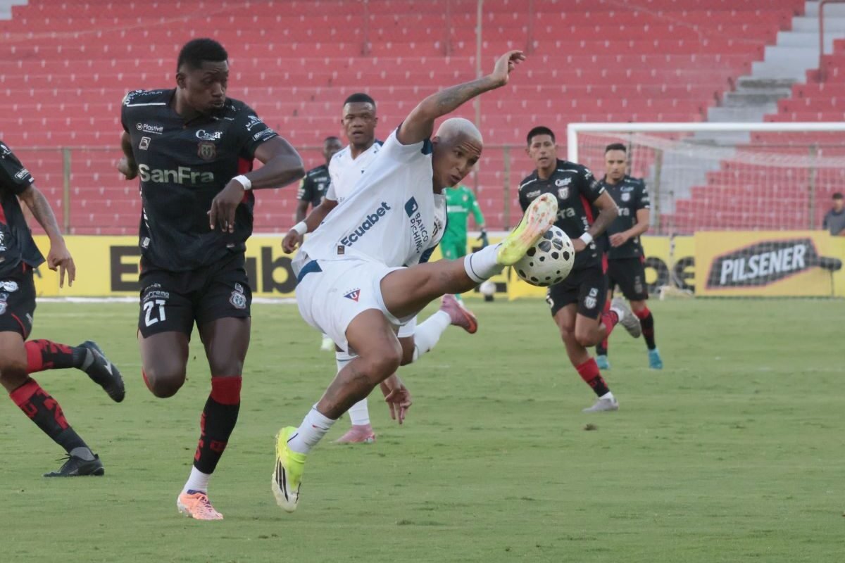 Deyverson, de Liga de Quito, con Andrés Copete, de Técnico Universitario. Foto: API