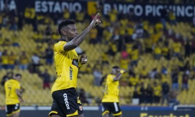 Gustavo Vallecilla celebra su gol marcado ante Mushuc Runa en la fecha 10 de la LigaPro. Foto: API