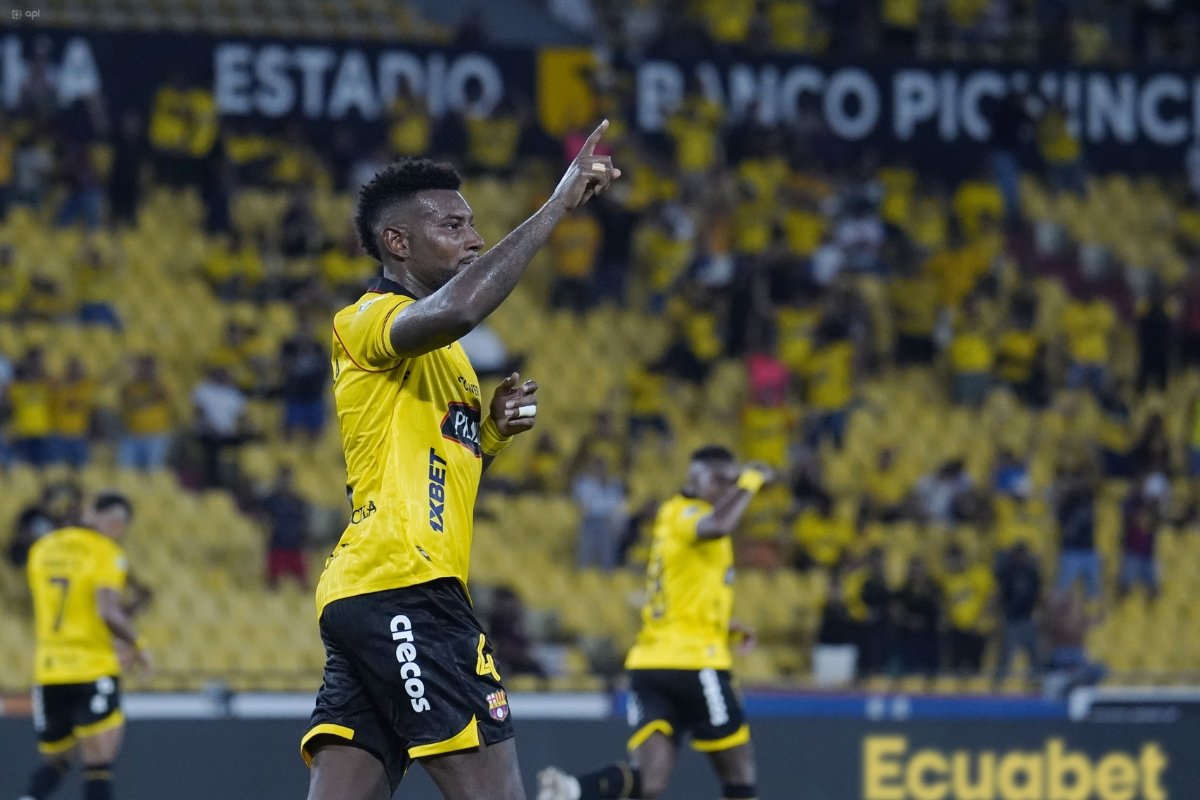 Gustavo Vallecilla celebra su gol marcado ante Mushuc Runa en la fecha 10 de la LigaPro. Foto: API