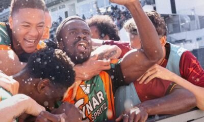 John Yeboah y la plantilla del Venezia festejan el ascenso a la Serie A. Foto: Venezia FC