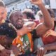 John Yeboah y la plantilla del Venezia festejan el ascenso a la Serie A. Foto: Venezia FC