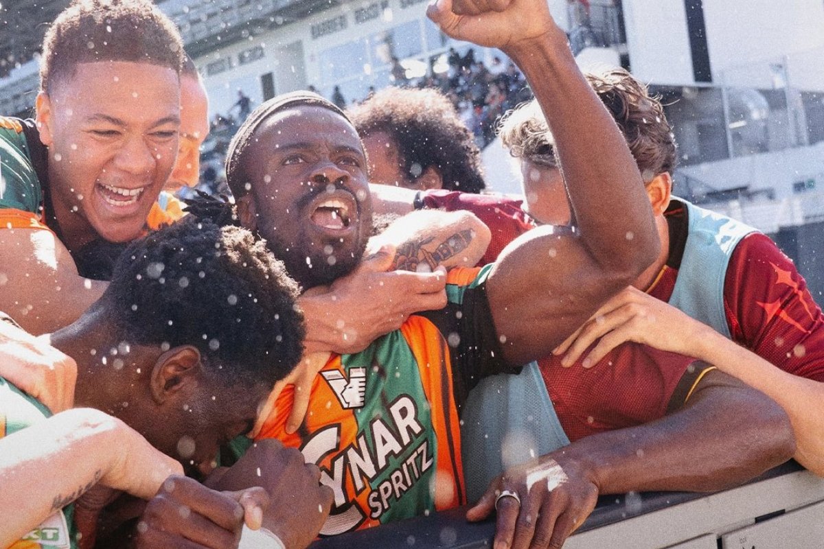 John Yeboah y la plantilla del Venezia festejan el ascenso a la Serie A. Foto: Venezia FC