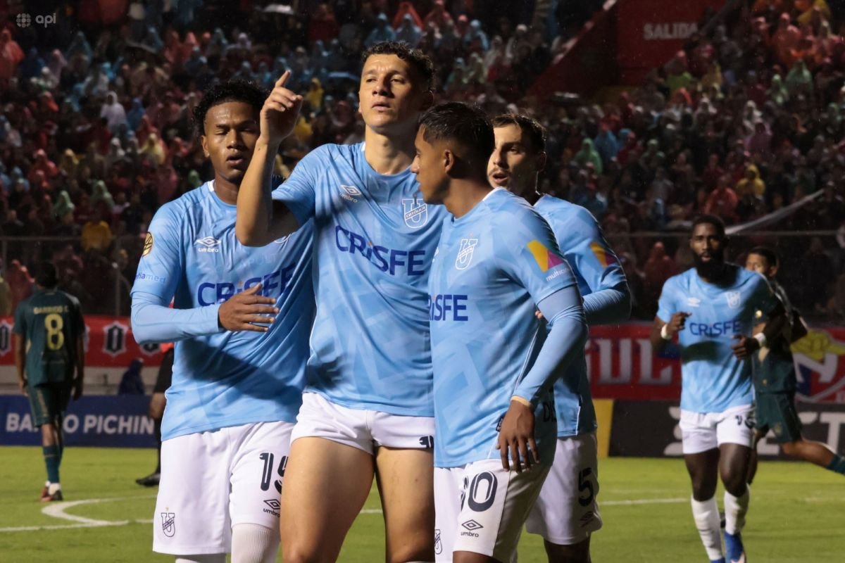 Byron Palacios celebra el gol que anotó de penal para la Universidad Católica ante El Nacional, en Copa Ecuador. Foto: API