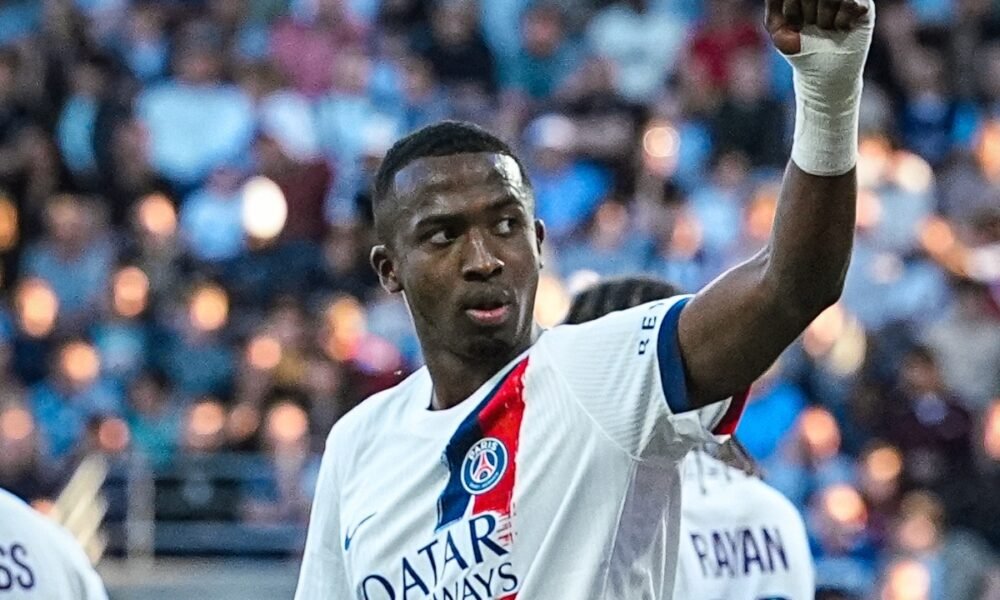 Willian Pacho festeja un gol marcado por el PSG en la Ligue 1 de Francia. Foto: PSG