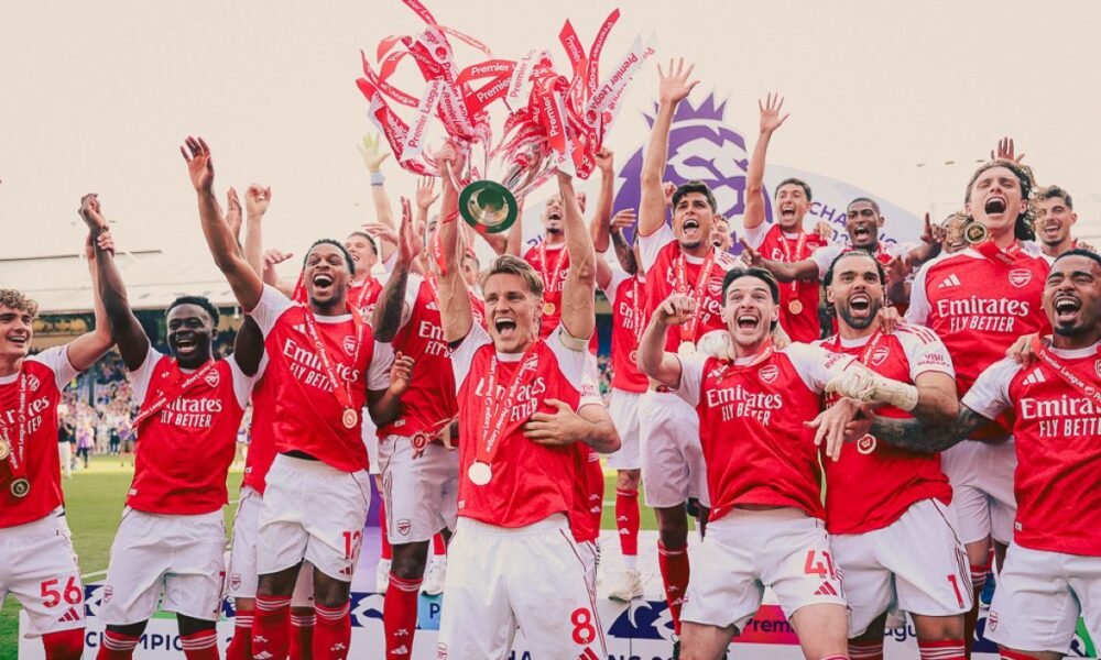 Piero Hincapié festejó con sus compañeros el título de campeón del Arsenal, en la Premier. Foto: Arsenal