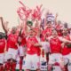 Piero Hincapié festejó con sus compañeros el título de campeón del Arsenal, en la Premier. Foto: Arsenal