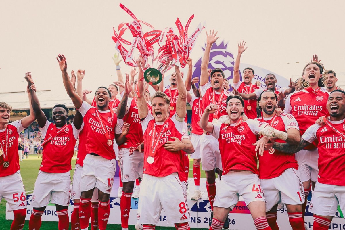 Piero Hincapié festejó con sus compañeros el título de campeón del Arsenal, en la Premier. Foto: Arsenal