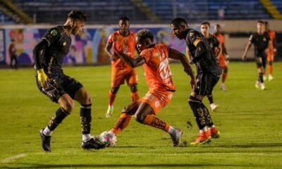 Jawer Guisamano, de Libertad, es marcado por John Ontaneda y Santiago Morales, de Aucas. Foto: API