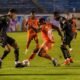 Jawer Guisamano, de Libertad, es marcado por John Ontaneda y Santiago Morales, de Aucas. Foto: API