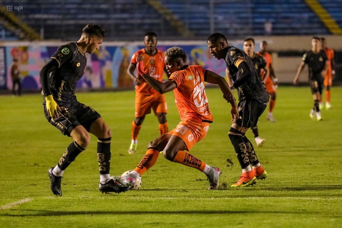 Jawer Guisamano, de Libertad, es marcado por John Ontaneda y Santiago Morales, de Aucas. Foto: API
