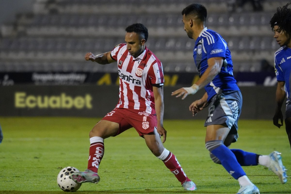 Técnico Universitario recibía a Emelec en la fecha 10 de la LigaPro. Foto: API