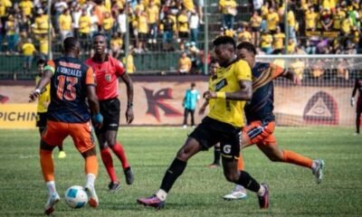 Gustavo Vallecilla, de Barcelona SC, disputa el balón con un jugador de FC Insutec. Foto: BSC