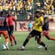 Gustavo Vallecilla, de Barcelona SC, disputa el balón con un jugador de FC Insutec. Foto: BSC