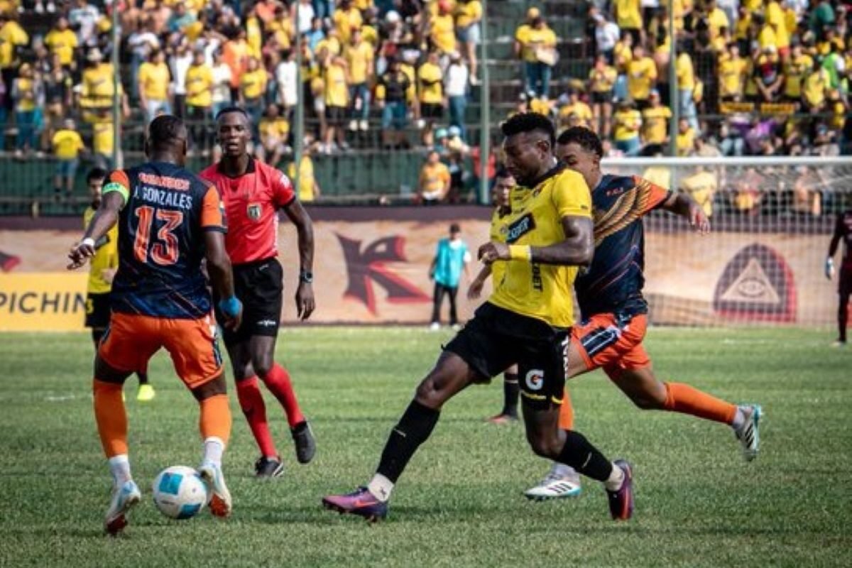 Gustavo Vallecilla, de Barcelona SC, disputa el balón con un jugador de FC Insutec. Foto: BSC