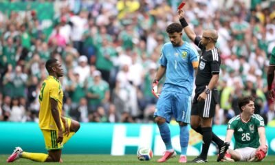 Sudáfrica se queda con 10 jugadores ante México en el partido inaugural. Foto: FIFA