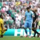 Sudáfrica se queda con 10 jugadores ante México en el partido inaugural. Foto: FIFA