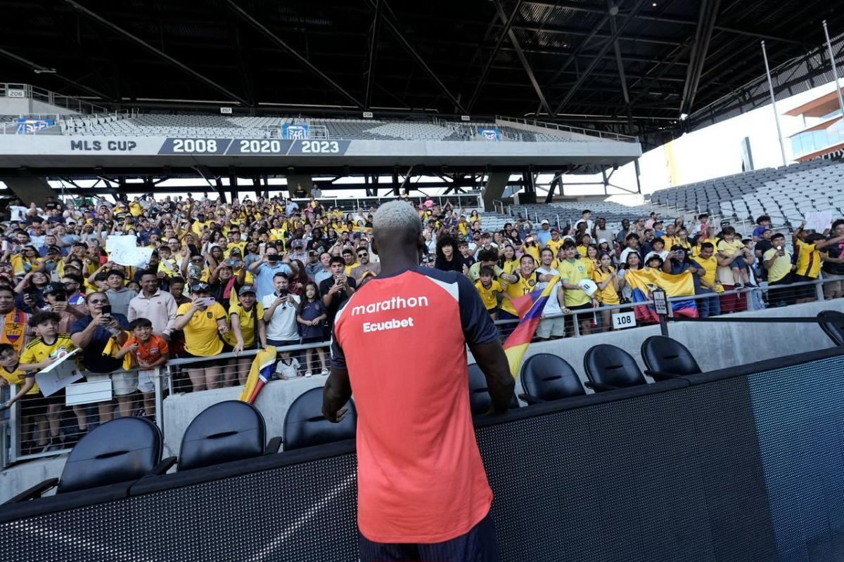 Hinchas de Ecuador preparan todo para realizar los banderazos durante la fase de grupos del Mundial 2026. Foto: La Tri