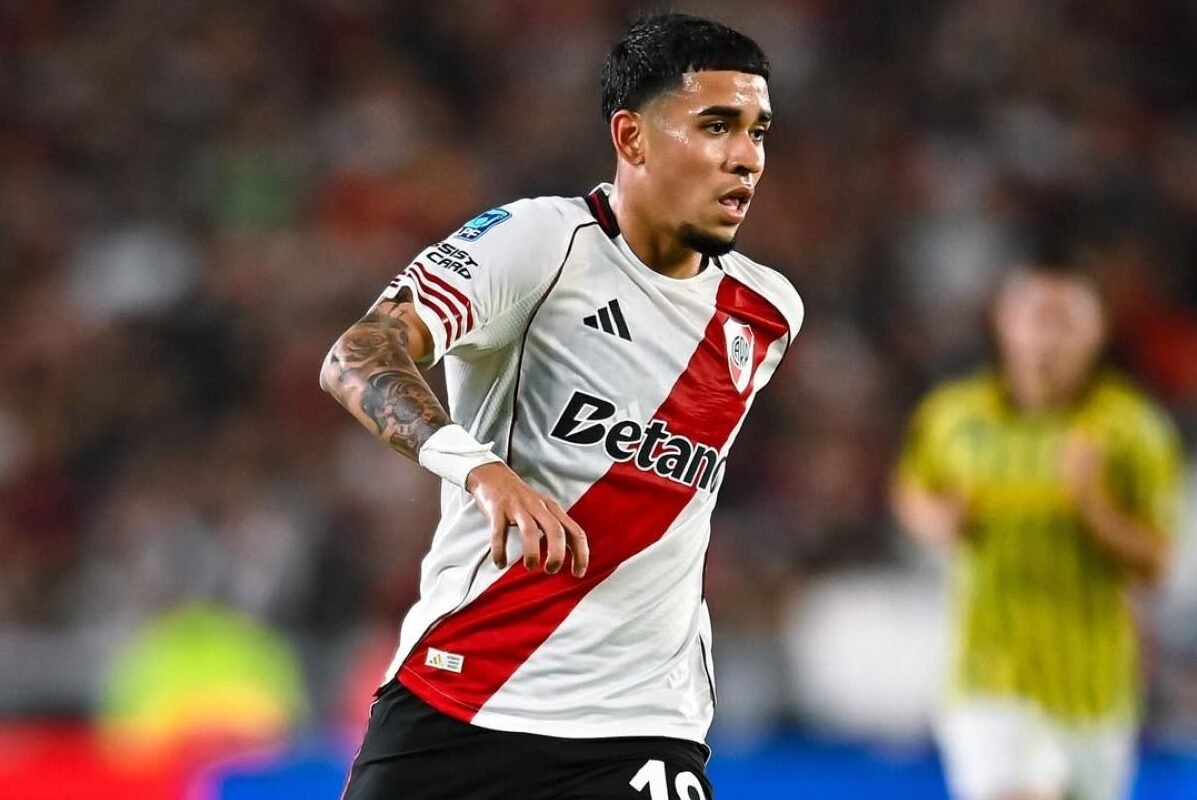 Kendry Páez sumando minutos con la indumentaria de River Plate. Foto: Redes sociales de Kendry Páez