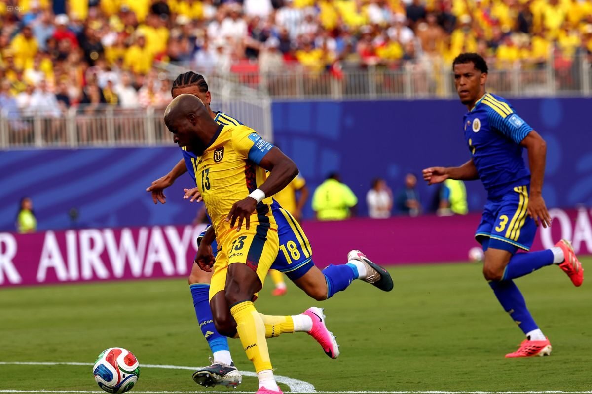 Enner Valencia en posesión del balón frente a Curazao. Foto: API