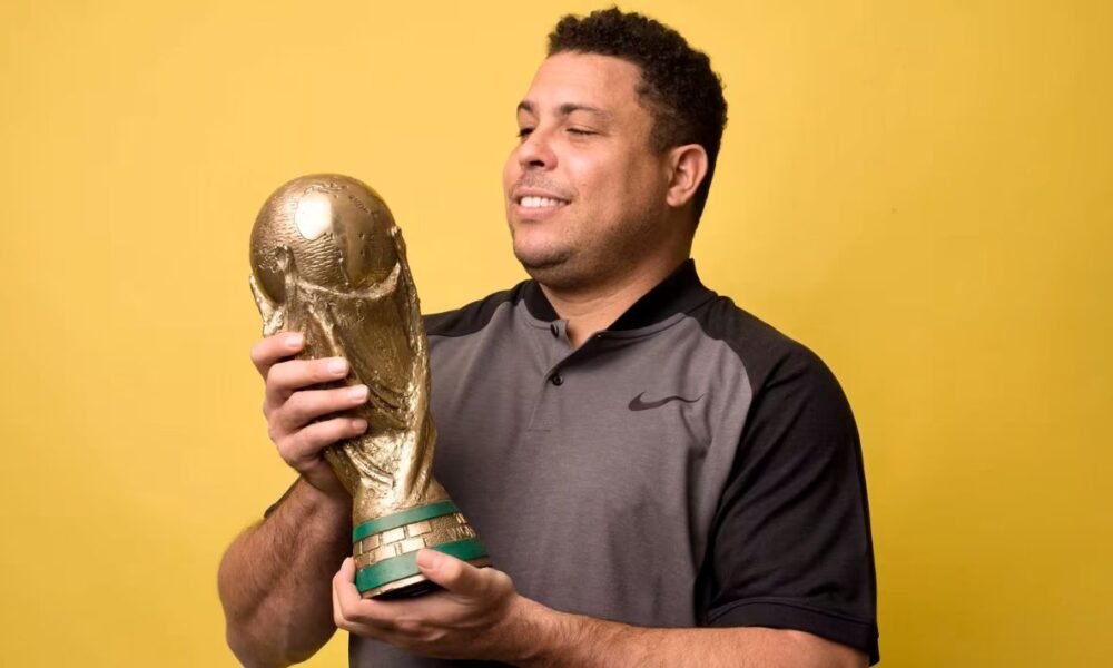 Ronaldo Nazario sosteniendo el trofeo de la Copa del Mundo. Foto: FIFA