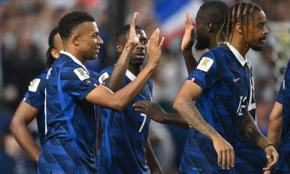 Kylian Mbappé celebrando con Francia su doblete frente a Irak. Foto: FIFA