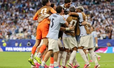 Uruguay festejando el gol del empate frente a Arabía Saudita. Foto: FIFA
