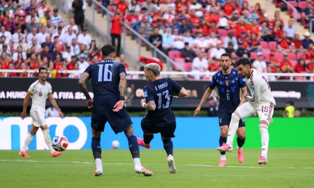 Alex Baena marca el primer gol del partido frente a Uruguay. Foto: FIFA