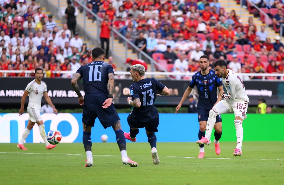 Alex Baena marca el primer gol del partido frente a Uruguay. Foto: FIFA