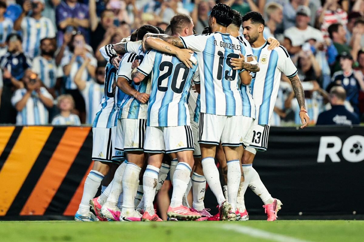 Argentina celebrando su victoria frente a Islandia en la última fecha de amistosos previo al Mundial. Foto: Argentina