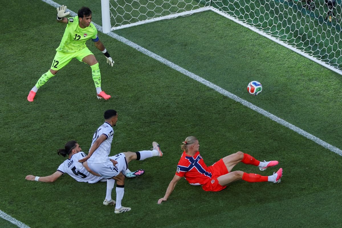 Erling Haaland marcando uno de los tres goles frente a Irak. Foto: FIFA