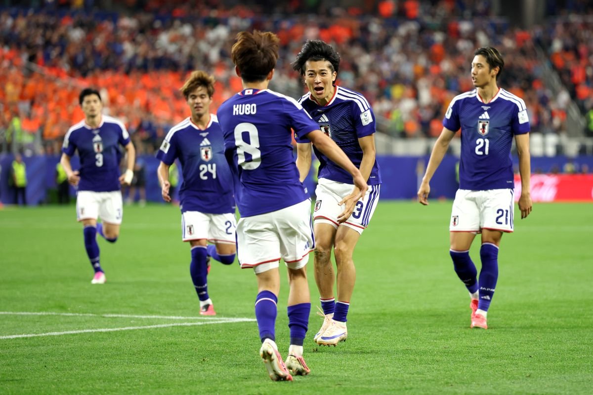 Keito Nakamura celebrando el gol del empate con Takefusa Kubo. Foto: FIFA