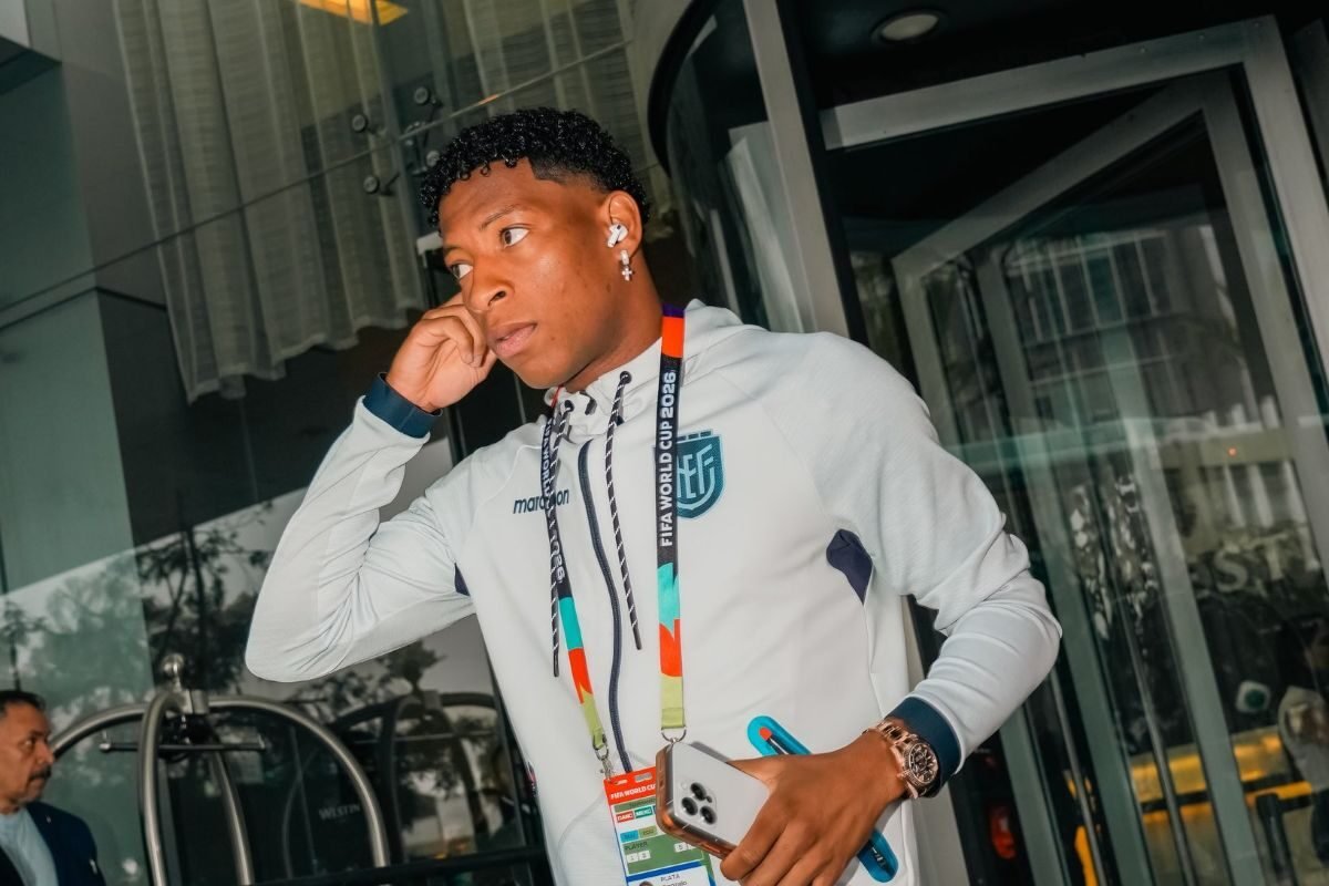 Gonzalo Plata y la delegación de La Tri rumbo al Estadio Azteca. Foto: La Tri