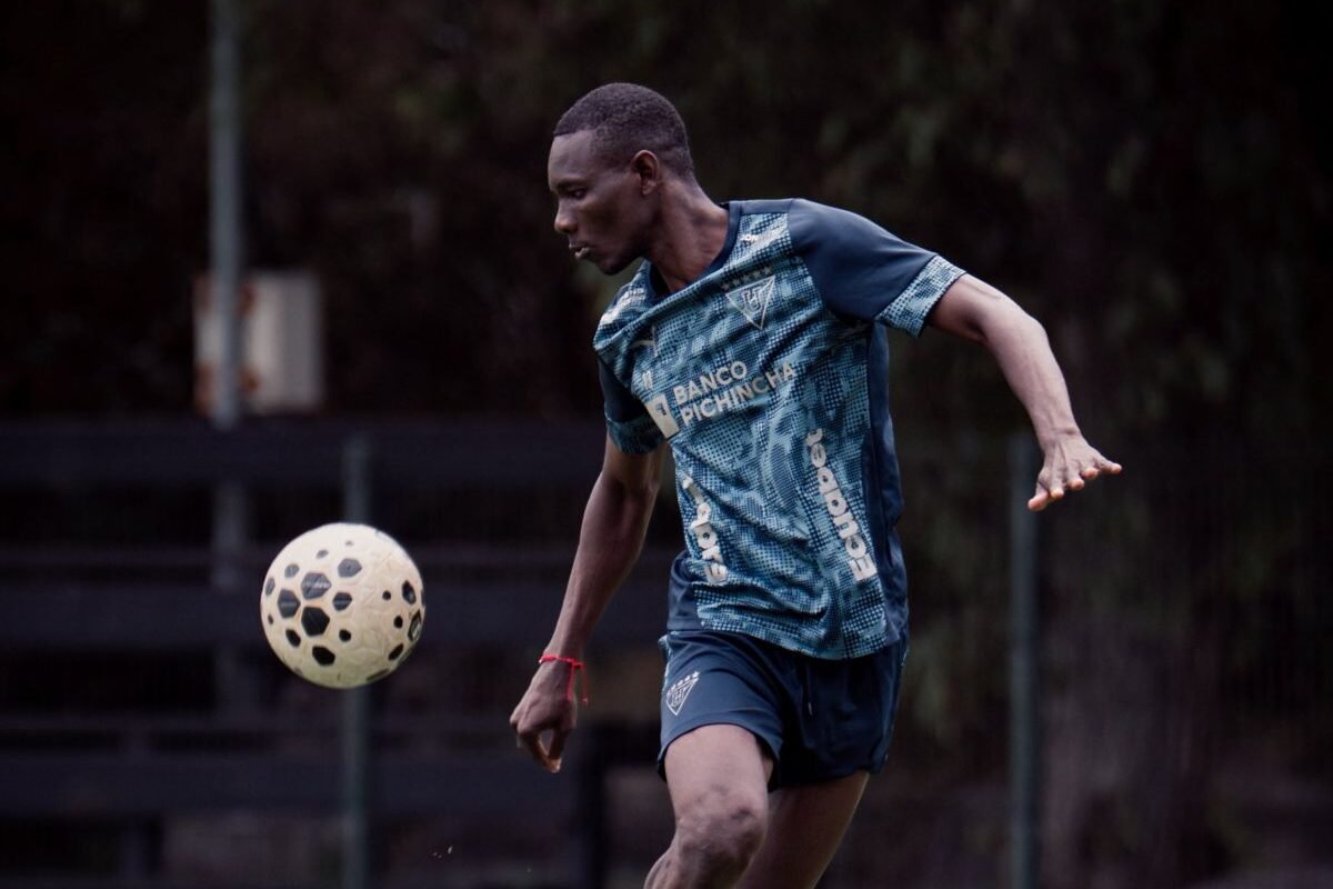 Janner Corozo entrenando con LDU durante la para del Mundial 2026. Foto: LDU