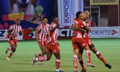 Los jugadores de Técnico Universitario celebran el gol que le anotaron a Barcelona SC. Foto: API