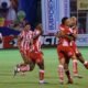 Los jugadores de Técnico Universitario celebran el gol que le anotaron a Barcelona SC. Foto: API