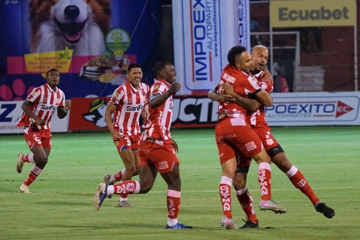 Los jugadores de Técnico Universitario celebran el gol que le anotaron a Barcelona SC. Foto: API
