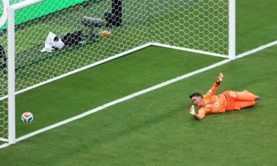 Fernando Muslera paga su error siendo sustituido por Sergio Rochet. Foto: FIFA