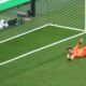 Fernando Muslera paga su error siendo sustituido por Sergio Rochet. Foto: FIFA
