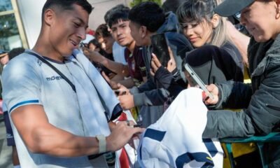 Alan Franco firmando camisetas a la hinchada de Ecuador en Ohio. Foto: La Tri