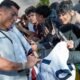 Alan Franco firmando camisetas a la hinchada de Ecuador en Ohio. Foto: La Tri