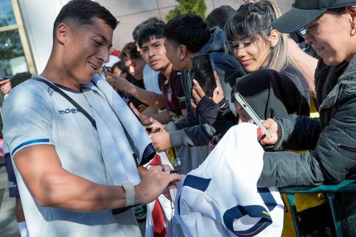 Alan Franco firmando camisetas a la hinchada de Ecuador en Ohio. Foto: La Tri