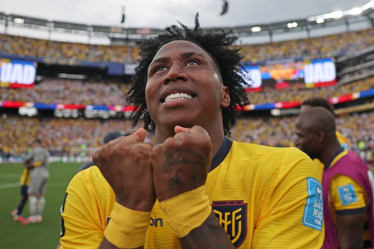 Angelo Preciado mirando al cielo tras clasificación de Ecuador. Foto: Conmebol