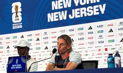 Sebastián Beccacece y Jordy Caicedo en la conferencia de prensa en el MetLife.