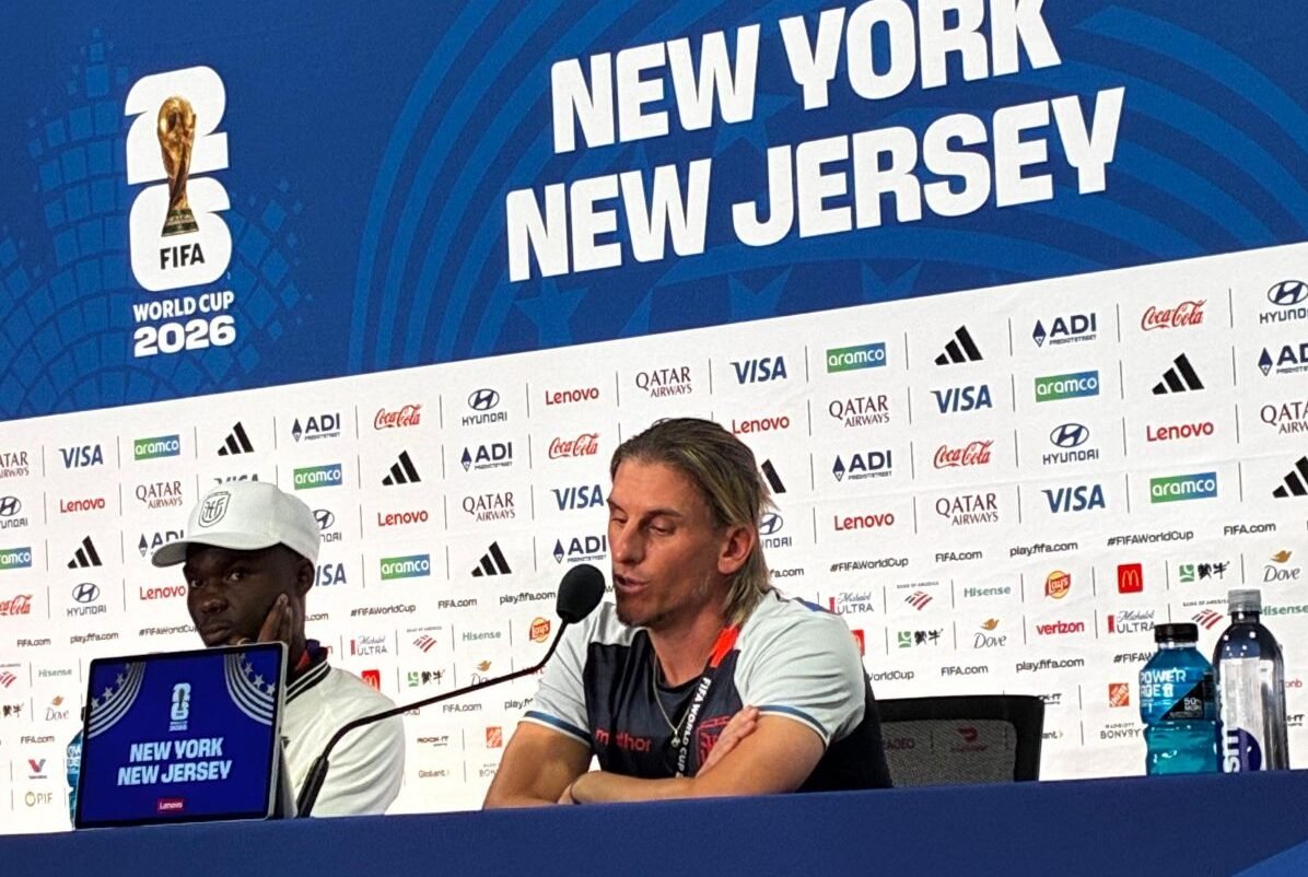 Sebastián Beccacece y Jordy Caicedo en la conferencia de prensa en el MetLife.